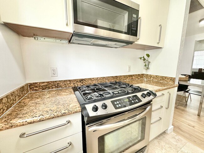 Foto del edificio - LARGE 1 BEDROOM FULLY FURNISHED IN WATERFR...
