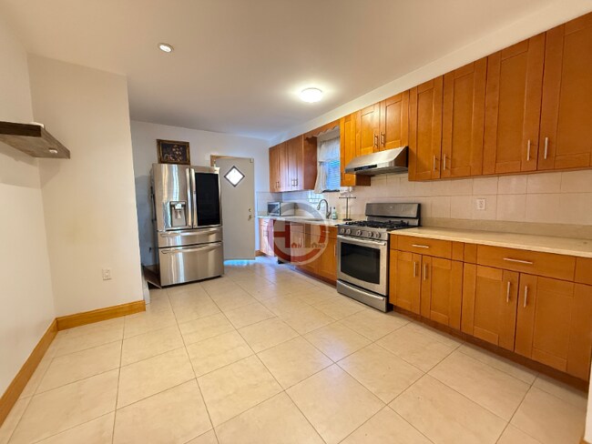 Foto del edificio - 2529 Laconia Ave