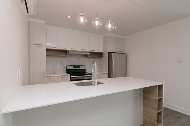 Building Photo - 9675 Av Papineau