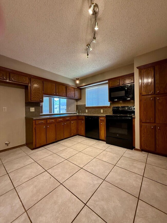Foto del edificio - Updated home located in NW OKC