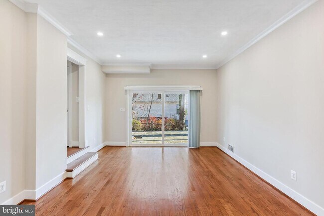 Building Photo - Renovated 4 Bed, 2.5 Bath in Wyngate WITH ...