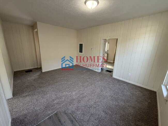 Building Photo - Three Bedroom | Updated | EHA Accepted