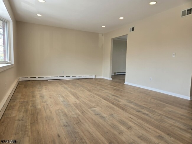 Building Photo - 94 Rose Pl