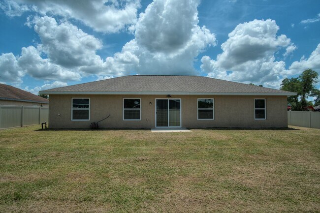 Building Photo - Spacious 4/2/2 Available Now!