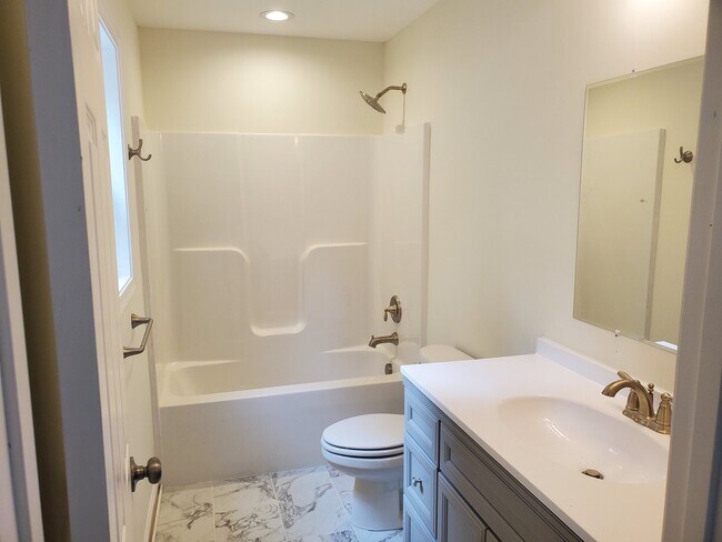 Building Photo - 2472 Shawnee Ln