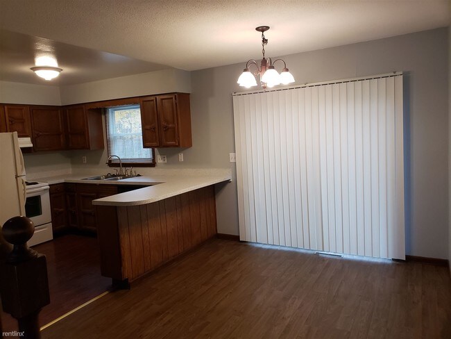 Foto del edificio - 3 br, 1.5 bath Townhome - 1435 S Center Rd