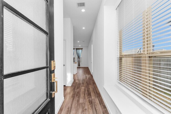 Building Photo - 677 Royal Arch Dr