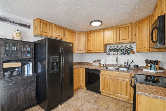Foto del edificio - Springville Condo with Updated Kitchen, Deck & Creekside Setting