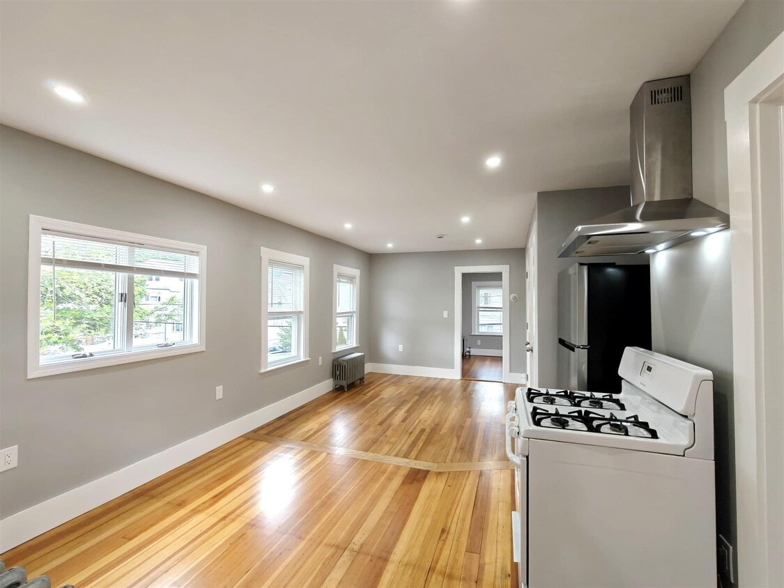 Primary Photo - 19 Sheridan St