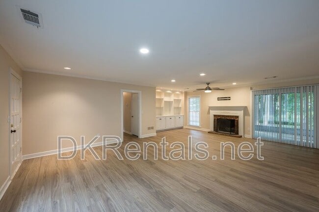 Building Photo - 225 Pebble Trail