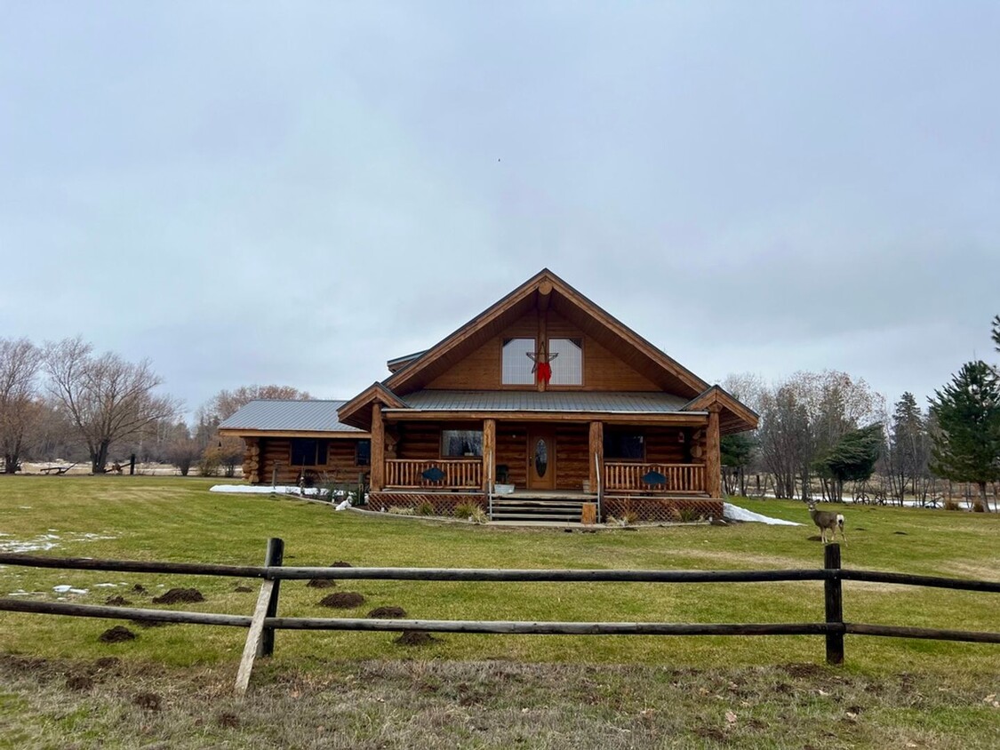 Primary Photo - Enchanting Log Home for Lease