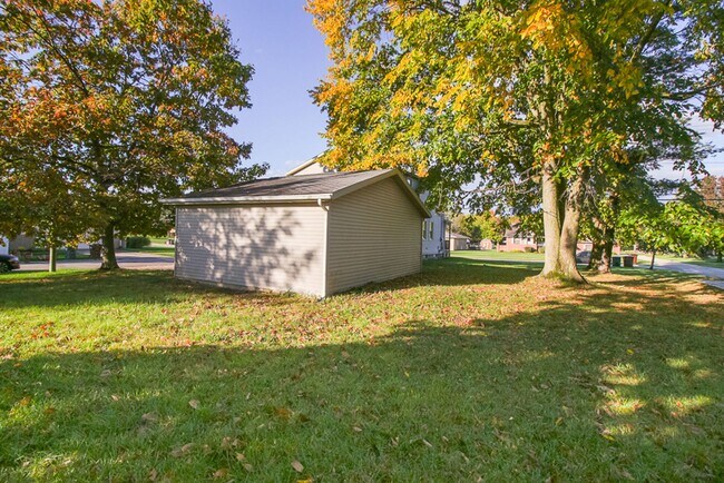 Building Photo - 3 bedroom 3 bathroom Single Family Home