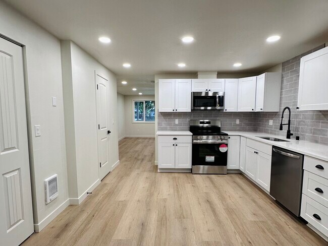 Cocina totalmente renovada con electrodomésticos nuevos (nevera, cocina, lavavajillas, microondas). - 1014 W 23rd St