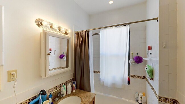 Foto del edificio - No Brokers Fee. No Security Deposit, Heat, Hot Water Included, Laundry, Elevator, Steps from the ...
