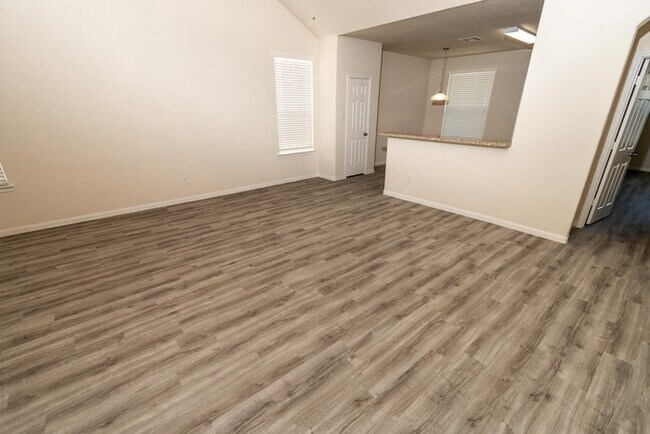 Foto del edificio - 12414 Roy Mix Bohn Lane