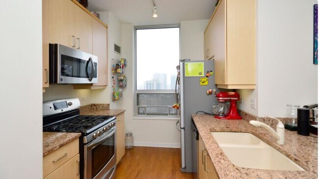 Foto del edificio - 330 W Grand Ave