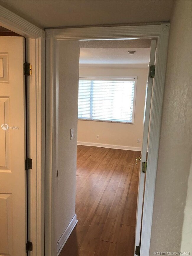 Building Photo - Three Bedroom unit in Victoria Park - Pine...