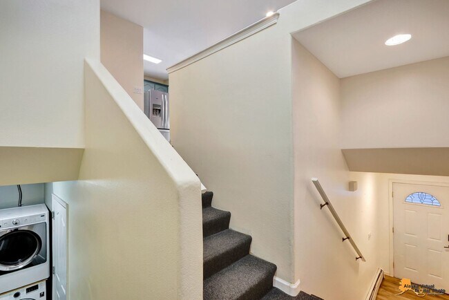 Foto del edificio - Modern 4-Bedroom Townhome in Desirable Sou...
