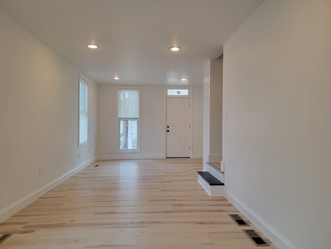 Building Photo - 113 E Chestnut St