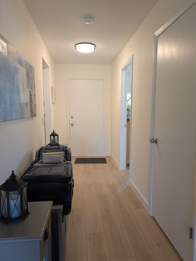 Building Photo - SEASONAL/SHORT TERM TURNKEY condo