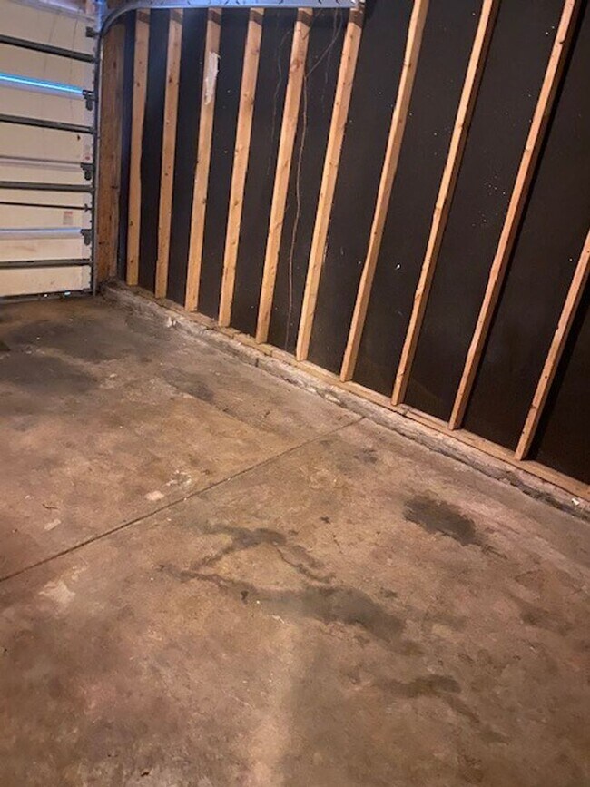 Building Photo - Beautiful 4 Bedroom Home with Garage!