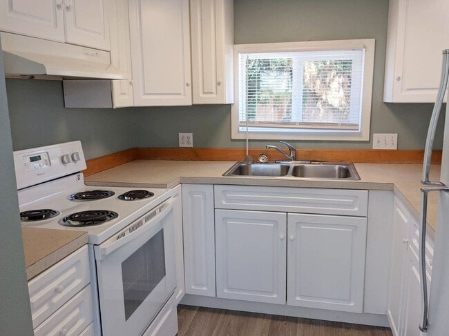 Building Photo - Recently Updated 1+ bedroom Cottage with B...