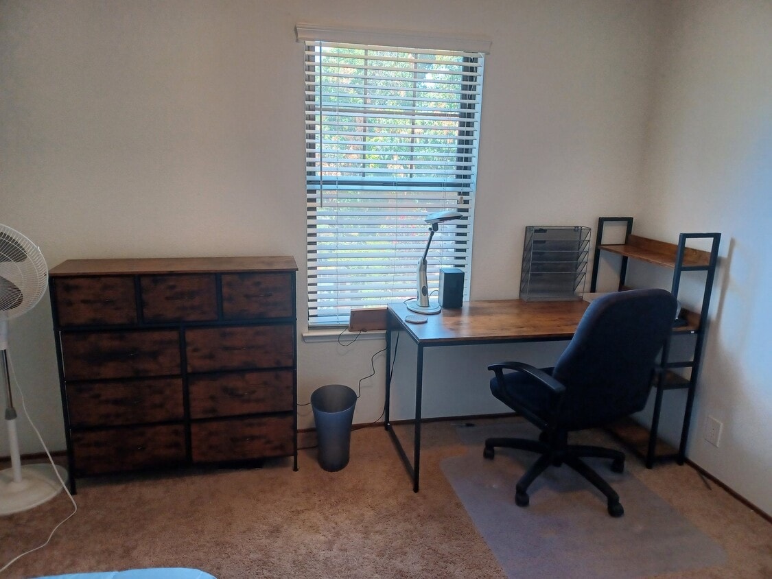 Building Photo - 2414 Amapola Dr