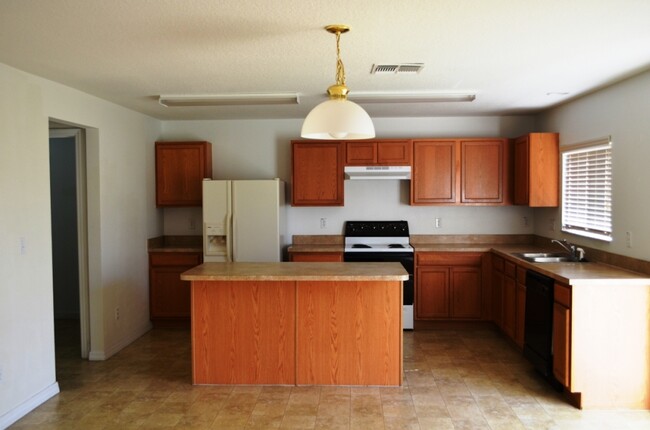 Building Photo - Spacious 4/2.5 House in Gated Eagle Creek ...