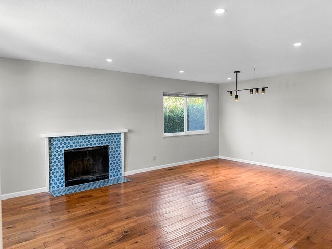 Building Photo - Spacious & Bright 3BD/2BA Home with Family...