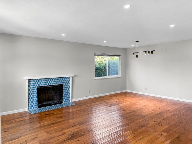 Foto del edificio - Spacious & Bright 3BD/2BA Home with Family...