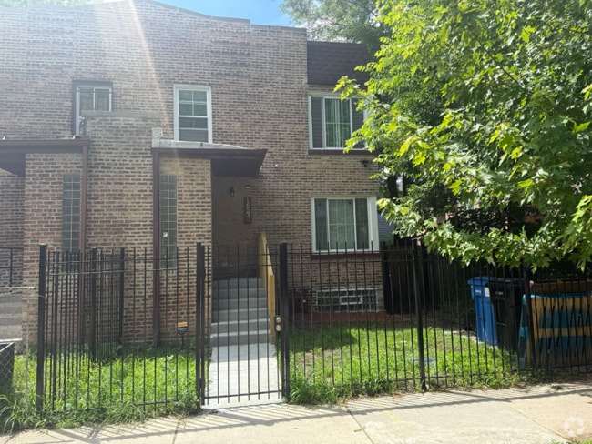 Building Photo - 1653 E 70th St