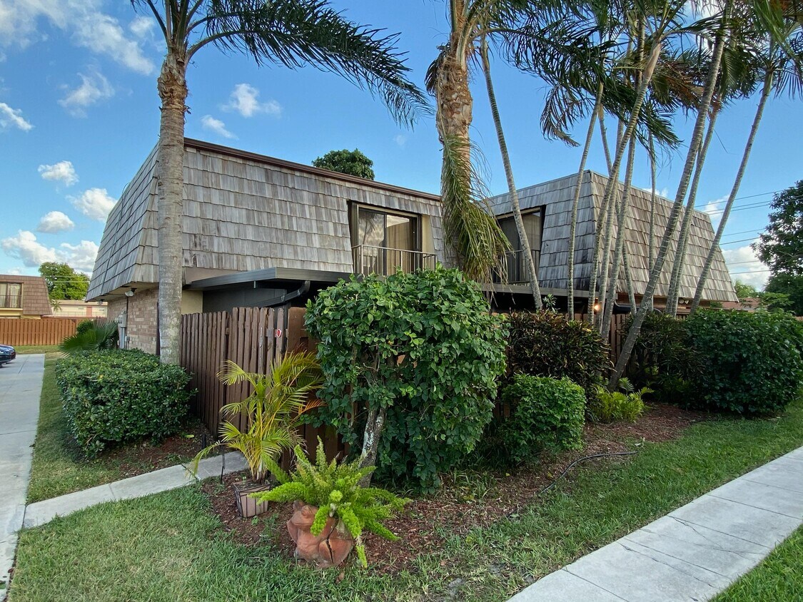 Primary Photo - 1011 Springdale Cir