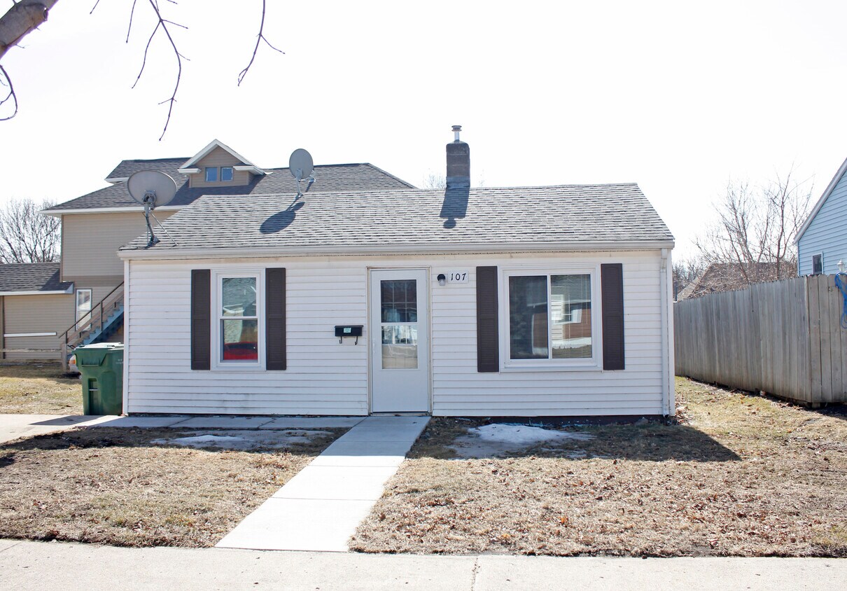 Primary Photo - 107 7th St W