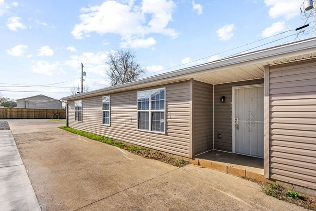 Building Photo - Lexington Drive -209