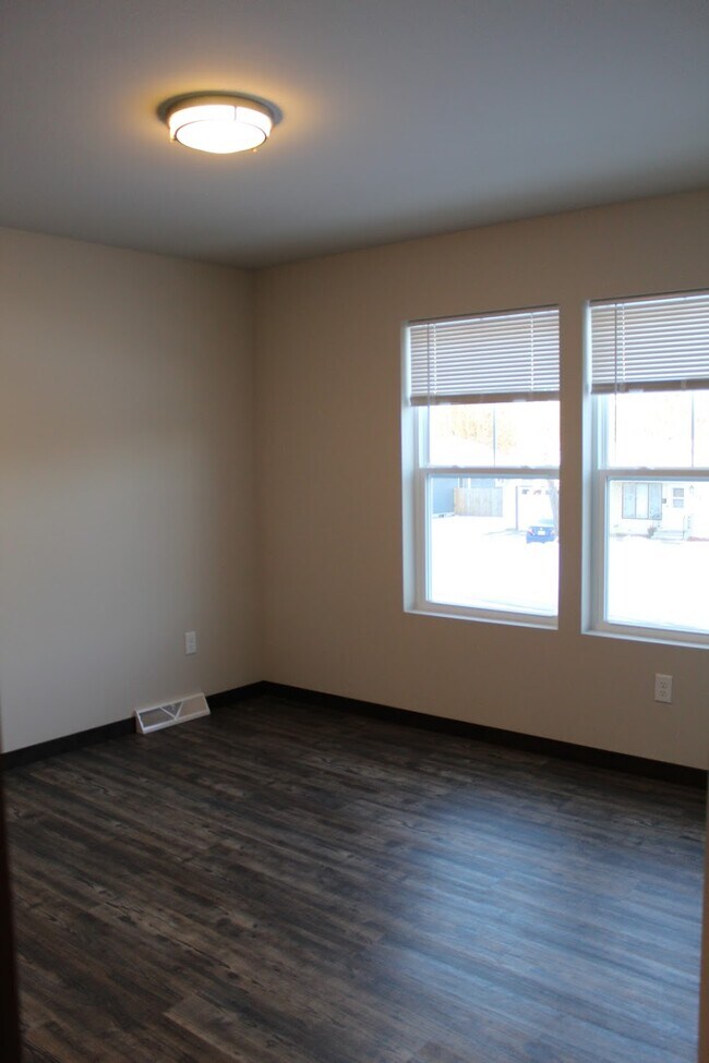 Building Photo - 1044 S 15th Ave