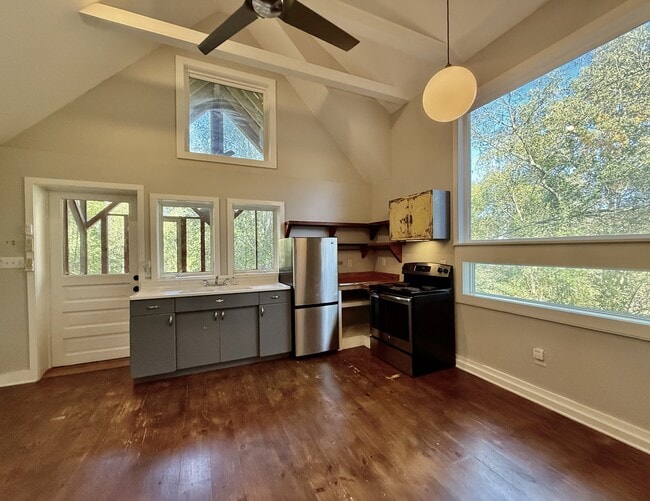 Foto del edificio - 574 Primitive St