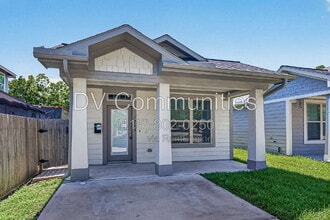 Building Photo - 1204 3rd St