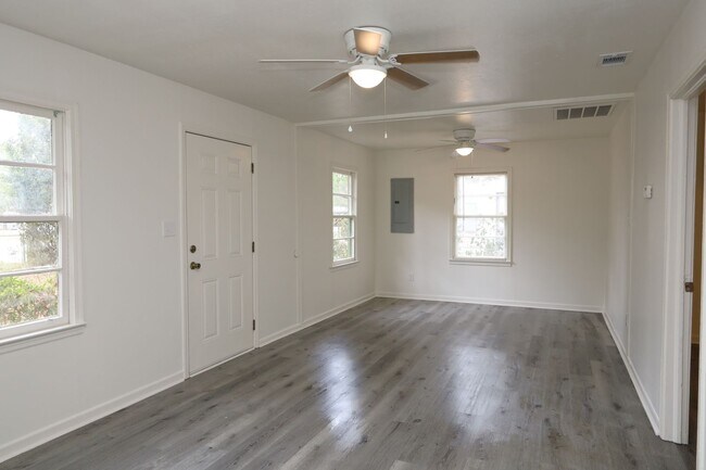 Foto del edificio - 743 E Brookwood Dr