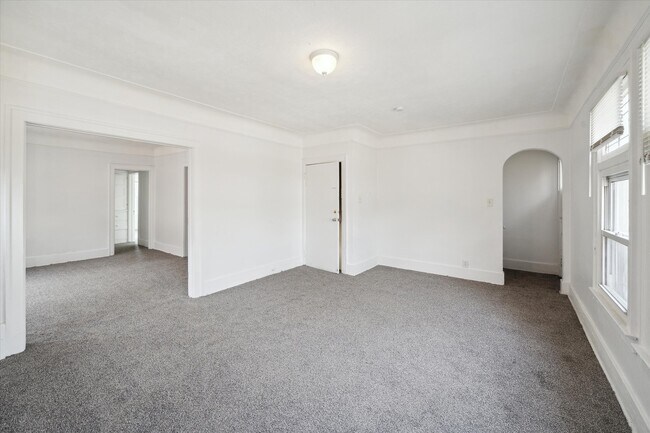 Foto del edificio - 2333-2335 W Grand St