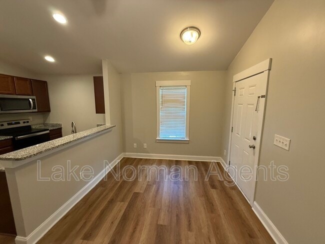 Foto del edificio - 664 Reeves Ct