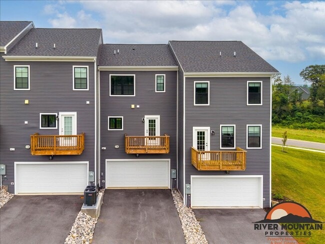 Building Photo - Spacious Townhome with Garage and Bonus Space in Blacksburg