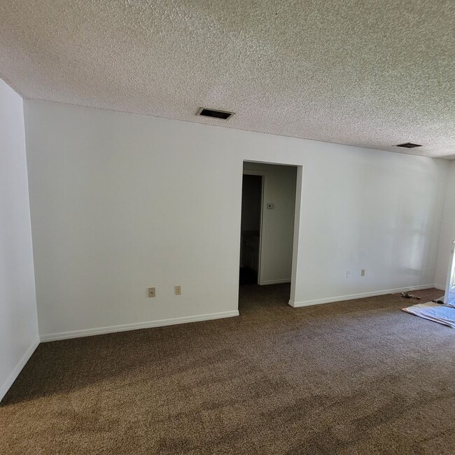 Building Photo - 2 bed 1.5 bath just remodeled
