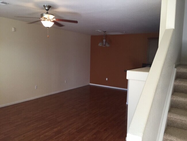 Foto del edificio - 2 bed/2.5 bath Townhome