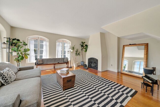 Foto del edificio - Luxury Bayside Living in Loma Portal with 5 bedrooms & 3 baths!