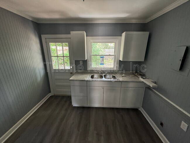 Foto del edificio - 305 E Battle Ave