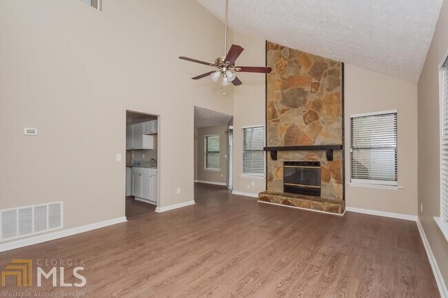 Building Photo - 300 Windsor Walk SE