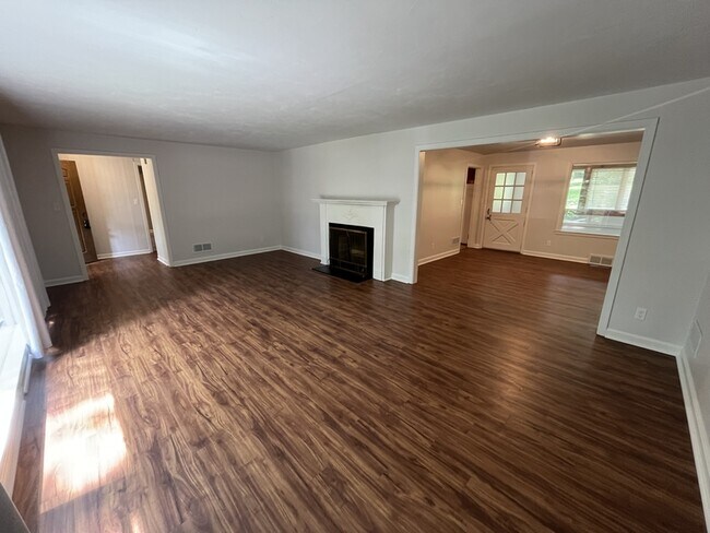Building Photo - 223 Oak Hill Dr