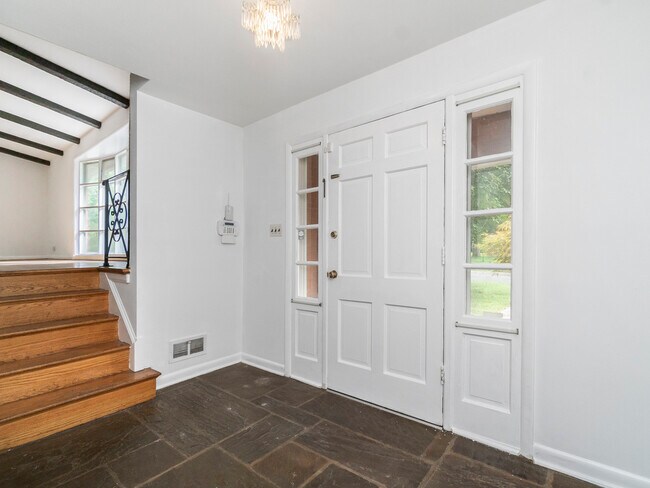 Building Photo - 6613 Lone Oak Dr