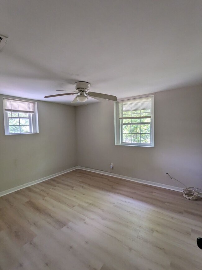 Foto del edificio - For Rent: 3BR / 1.5BA Family Home | Across...