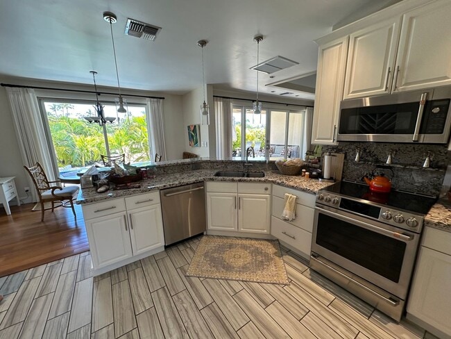 Building Photo - Luxury Living at the Edge of S. Kihei Bordering Wailea!